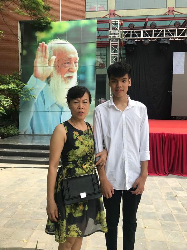 Cô Văn Thùy Dương xúc động khi gặp con trai nữ lao công tử nạn - Ảnh 1.