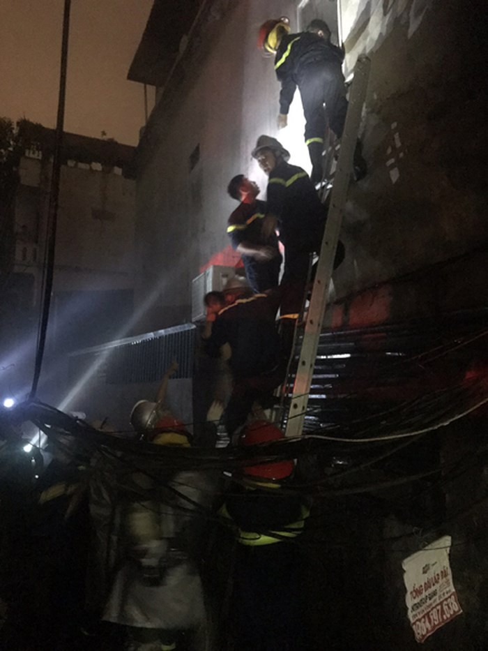 Kịp thời cứu thoát 6 người tại đám cháy trong đêm - Ảnh 2.