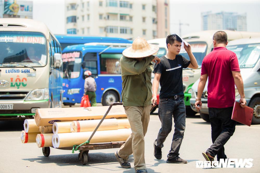 Nắng nóng như đổ lửa bủa vây Bắc và Trung bộ, có nơi trên 40 độ C - Ảnh 1.