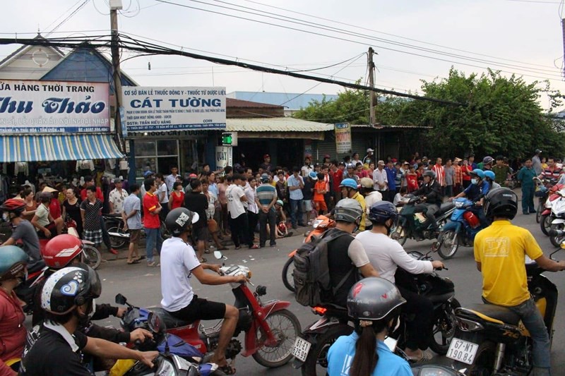 Vợ khóc ngất bên thi thể chồng bị xe tông ở Bình Dương - Ảnh 1.