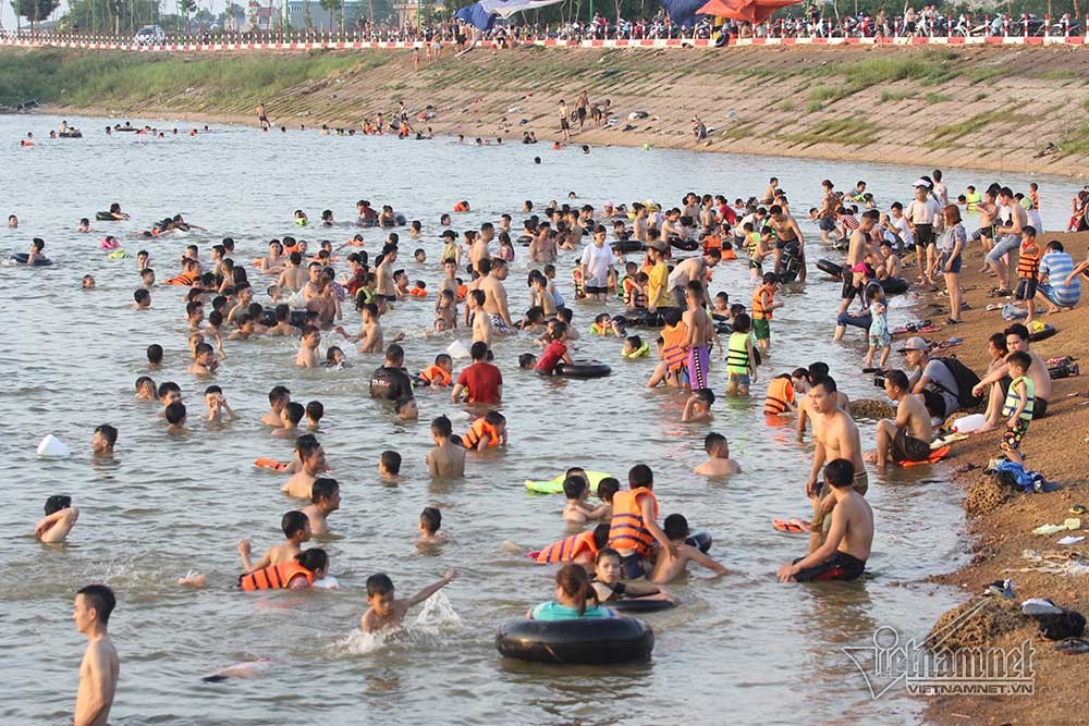  Hà Nội nóng rát, 'bãi biển' ngoại thành ngàn người tắm mát - Ảnh 2.