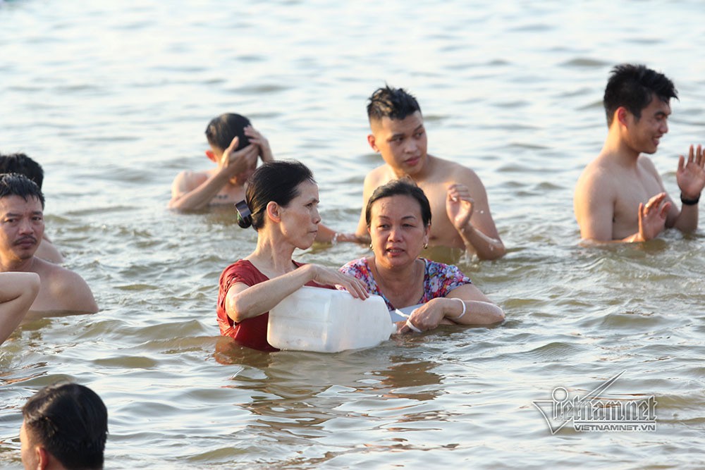  Hà Nội nóng rát, 'bãi biển' ngoại thành ngàn người tắm mát - Ảnh 13.