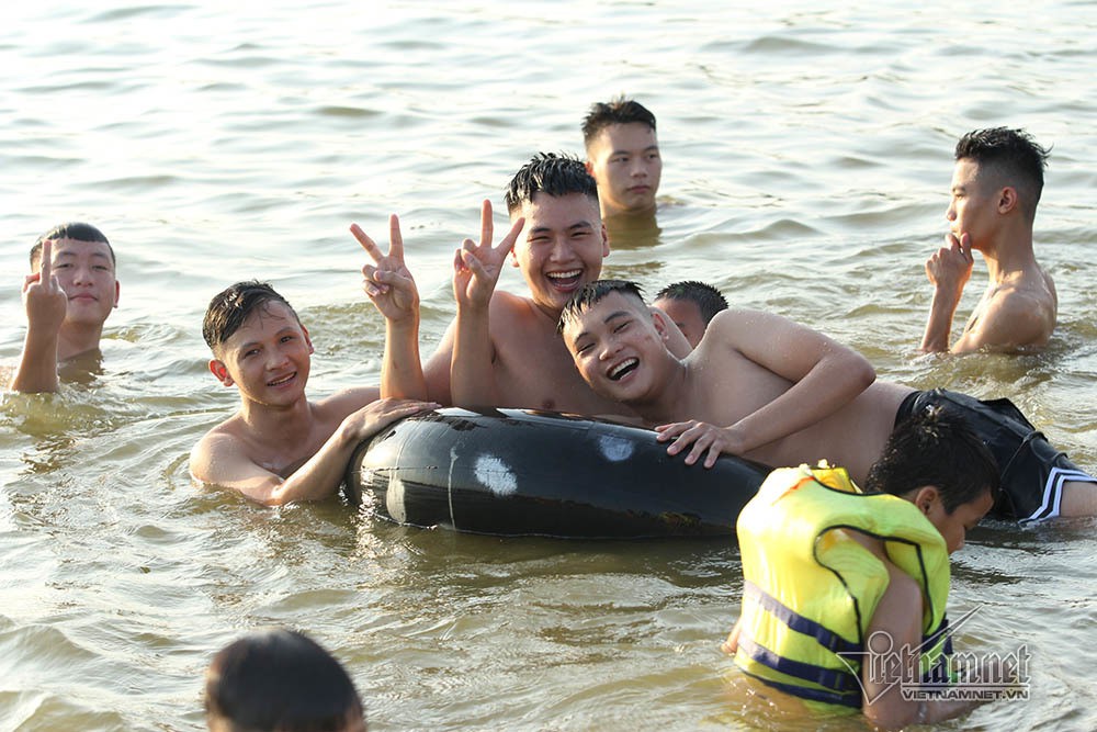  Hà Nội nóng rát, 'bãi biển' ngoại thành ngàn người tắm mát - Ảnh 15.