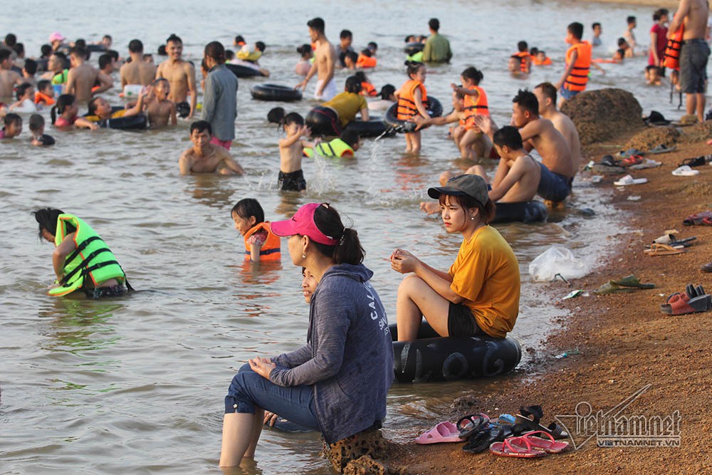  Hà Nội nóng rát, 'bãi biển' ngoại thành ngàn người tắm mát - Ảnh 17.