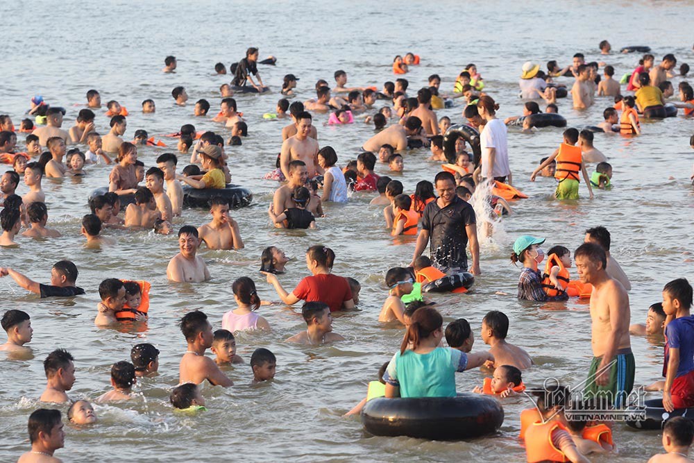  Hà Nội nóng rát, 'bãi biển' ngoại thành ngàn người tắm mát - Ảnh 3.