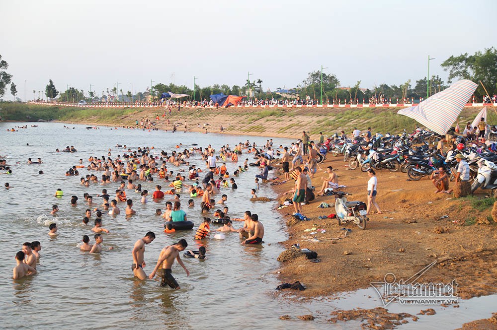  Hà Nội nóng rát, 'bãi biển' ngoại thành ngàn người tắm mát - Ảnh 4.