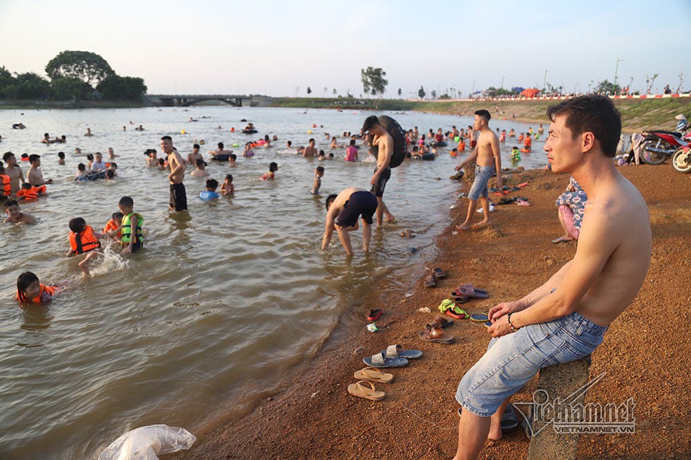  Hà Nội nóng rát, 'bãi biển' ngoại thành ngàn người tắm mát - Ảnh 8.