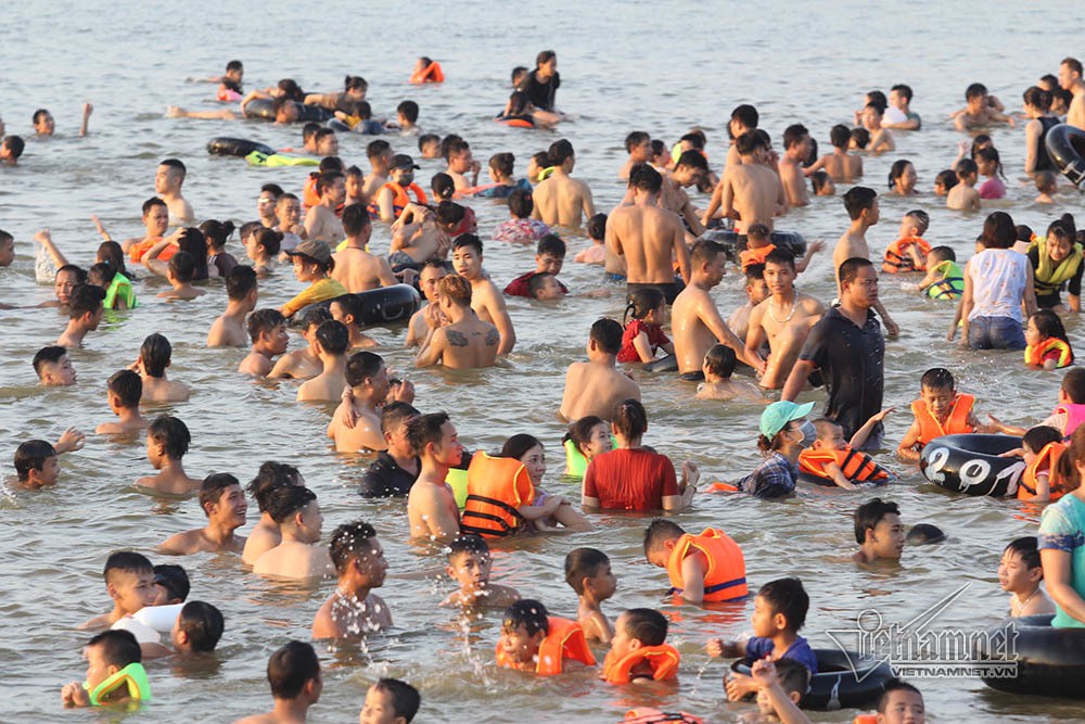  Hà Nội nóng rát, 'bãi biển' ngoại thành ngàn người tắm mát - Ảnh 9.