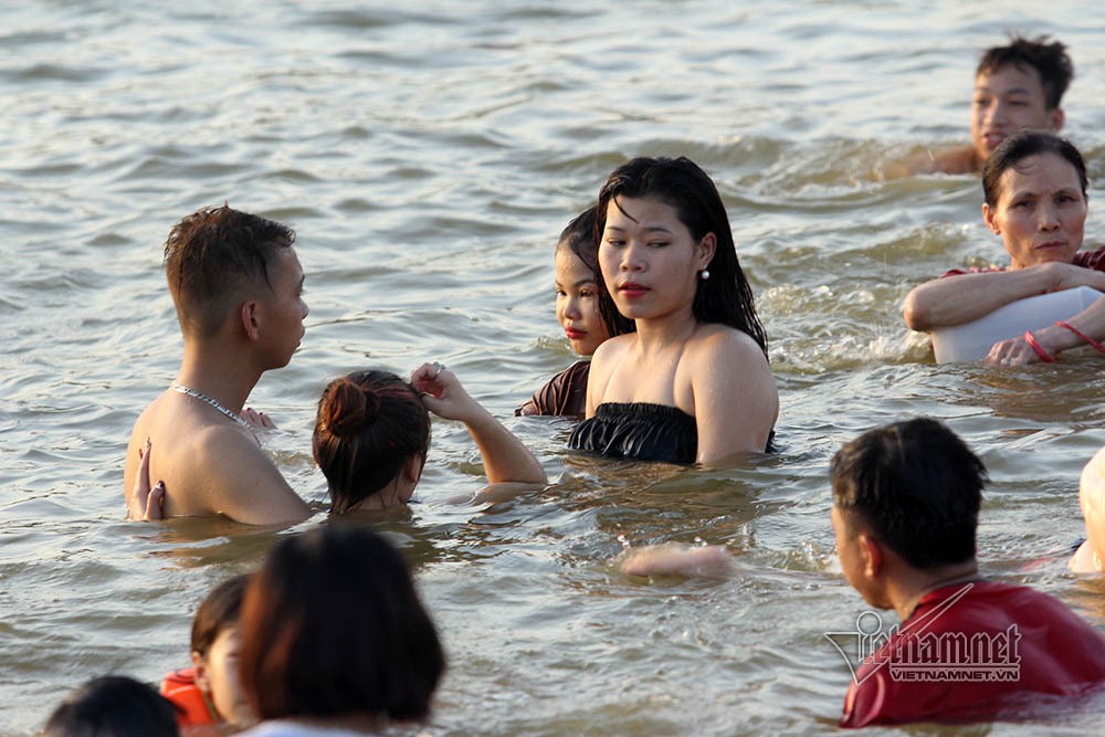  Hà Nội nóng rát, 'bãi biển' ngoại thành ngàn người tắm mát - Ảnh 10.
