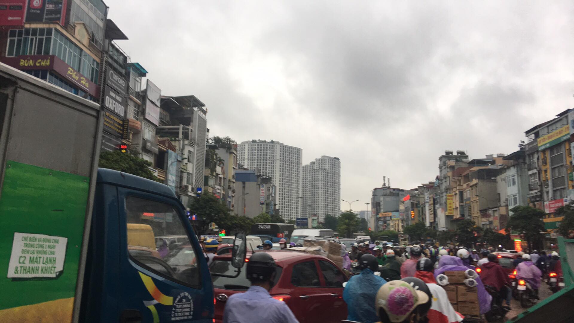 Sau cả tuần nắng nóng hơn 40 độ, Hà Nội bất ngờ mưa giông, người dân đội mưa đi làm - Ảnh 5.