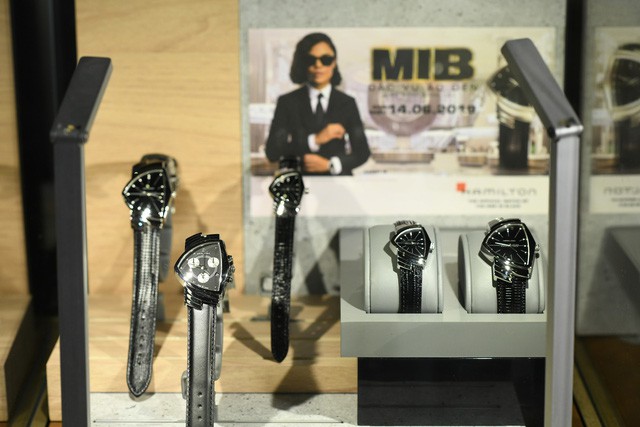 L&yacute; do đồng hồ Hamilton Ventura được lựa chọn l&agrave;m phụ kiện cho Men In Black phần 4 - Ảnh 6.