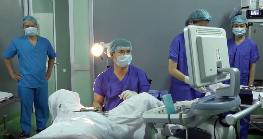 BS Phạm Văn Hưởng - trưởng khoa khám bệnh thực hiện chọc hút trứng cho bệnh nhân để TTTON