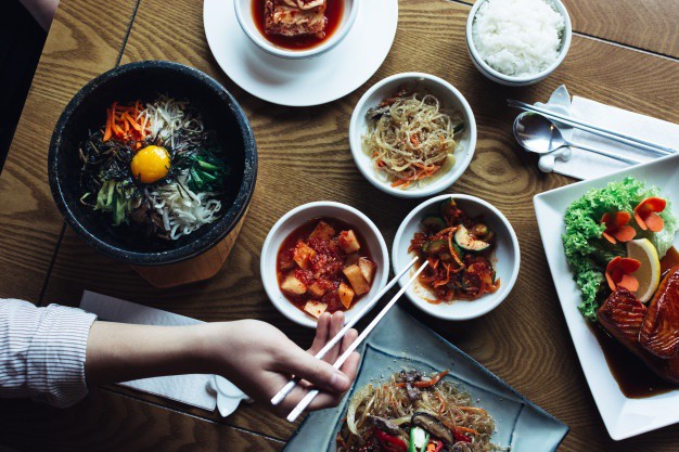 feasting-bibimbap-kimchi-other-traditional-korean-food_449-19325639