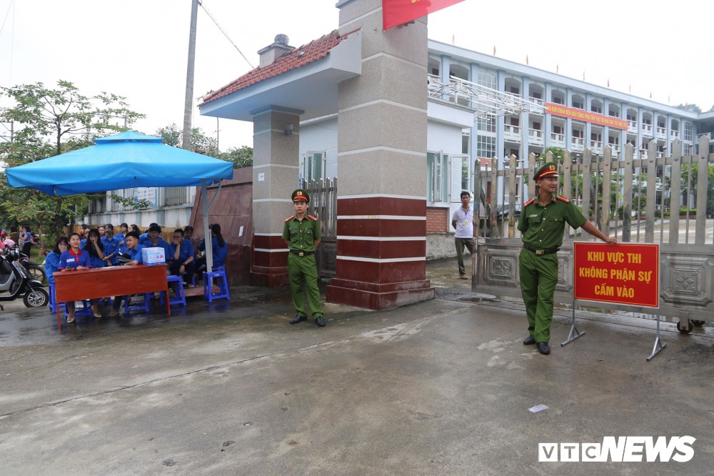 Ảnh: Ngủ quên, một thí sinh ở Hà Giang không được vào thi môn Văn - Ảnh 6.