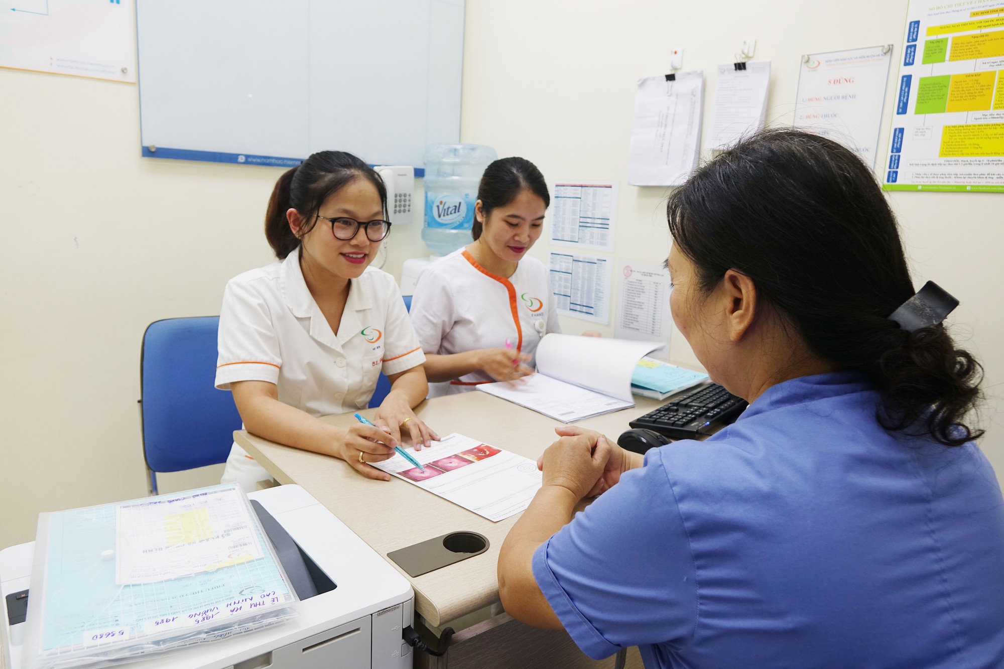 Thăm khám cho bệnh nhân tại BV Nam học và Hiếm muộn HN