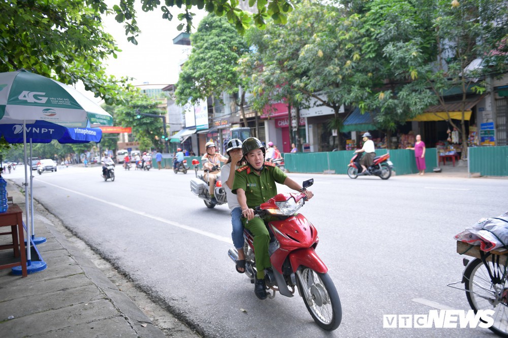 Đại úy công an hộ tống nữ sinh Hà Giang kịp giờ thi: Lúc tôi đến nhà, thí sinh còn đang ngủ - Ảnh 2.