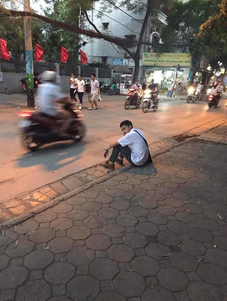 Hãy chiêm ngưỡng bức ảnh đẹp về nam sinh đêm đường phố, với ánh đèn vàng lung linh cùng chiếc mũ bảo hiểm độc đáo trên đầu. Sự khác biệt và sáng tạo của người trẻ sẽ khiến bạn phấn khích!