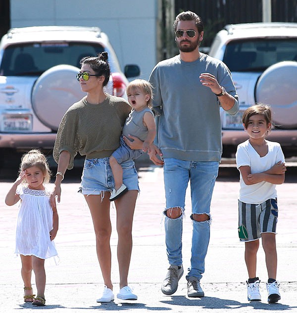 kourtney-kardashian-threatens-to-change-kids-last-name-so-rob-blac-chynas-baby-cant-carry-on-legacy-ftr-1499394089509