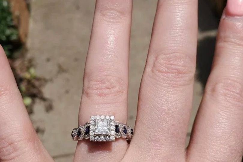 Cô gái hào hứng khoe được cầu hôn bằng nhẫn kim cương nhưng món đồ lấp lánh hơn 50 triệu lại bị lu mờ bởi chi tiết nhỏ xíu này - Ảnh 1.