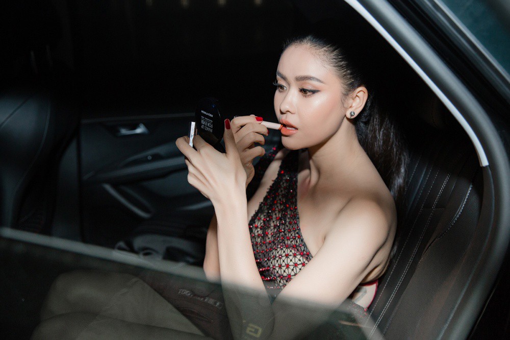 Một ngày bận rộn, Trương Quỳnh Anh ăn vội bánh mì, tự makeup trên xe đi sự kiện - Ảnh 2.