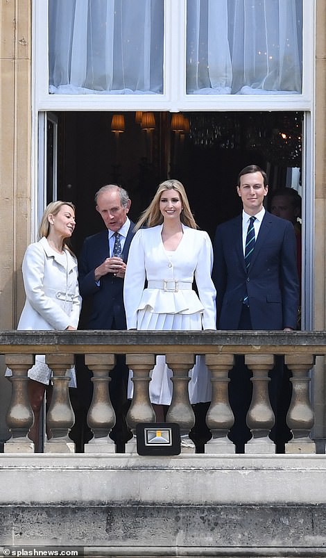 Ivanka Trump xinh đẹp tựa nữ thần, xuất hiện bất ngờ bên cạnh Hoàng tử Harry và thái độ của cả hai mới là điều đáng chú ý - Ảnh 2.