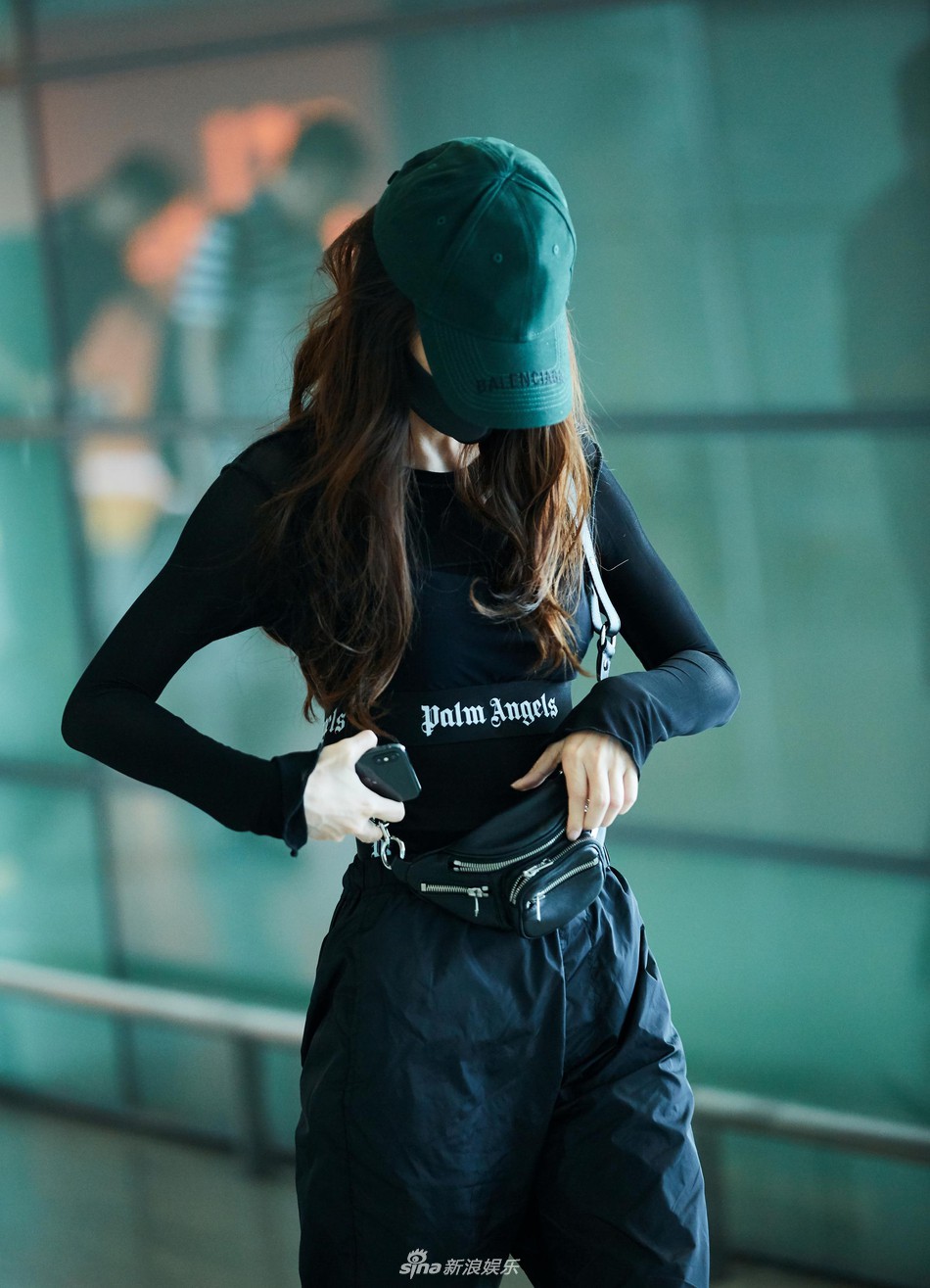 Angelababy xuất hiện với phong cách trẻ trung và năng động - Ảnh 3. Angelababy xuất hiện với phong cách trẻ trung và năng động - Ảnh 3.