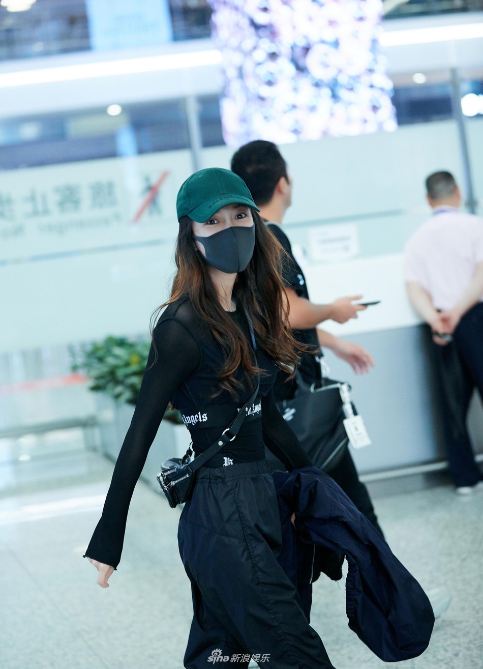 Angelababy xuất hiện với phong cách trẻ trung và năng động - Ảnh 6. Angelababy xuất hiện với phong cách trẻ trung và năng động - Ảnh 6.