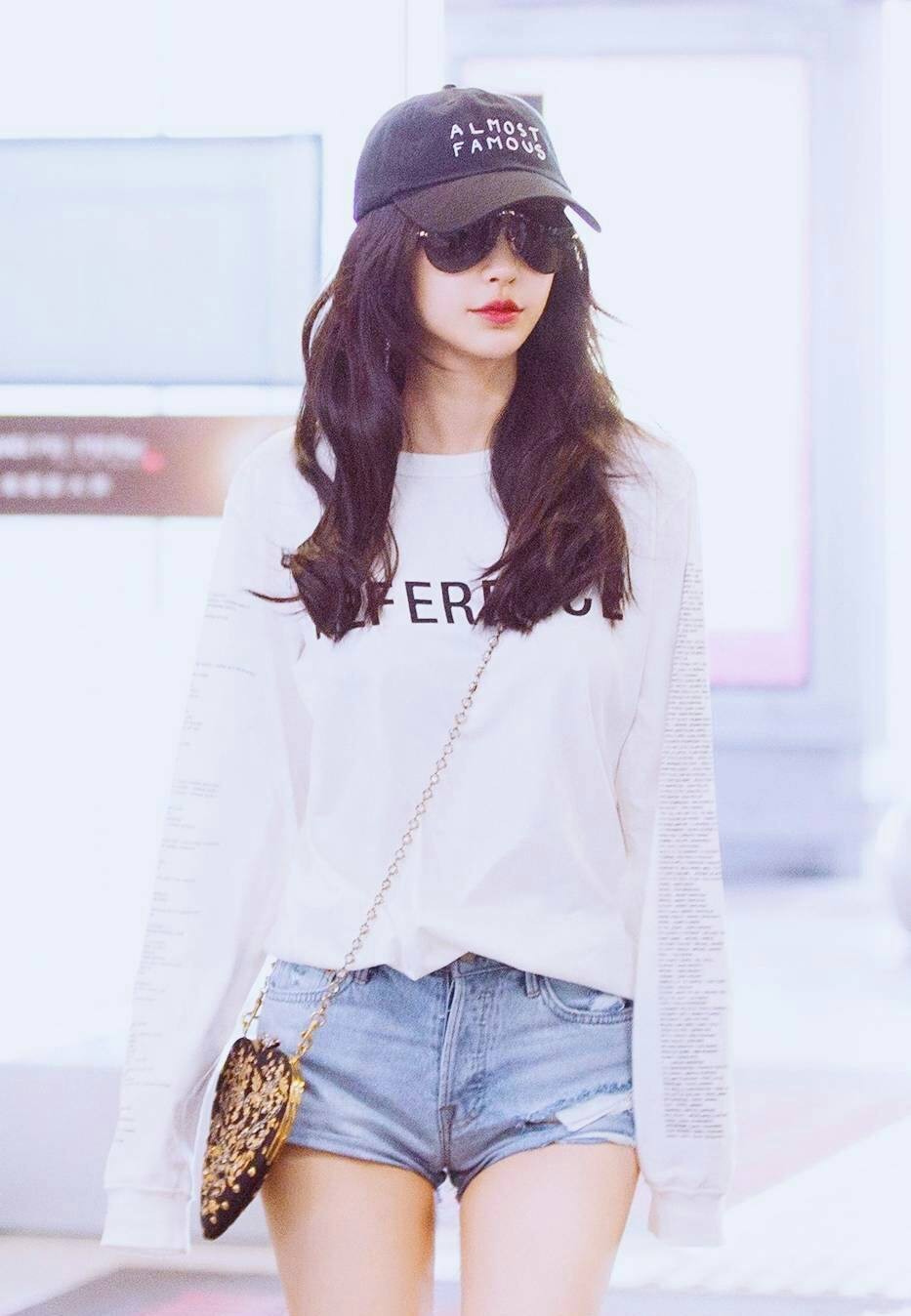 Angelababy xuất hiện với phong cách trẻ trung và năng động - Ảnh 7. Angelababy xuất hiện với phong cách trẻ trung và năng động - Ảnh 7.