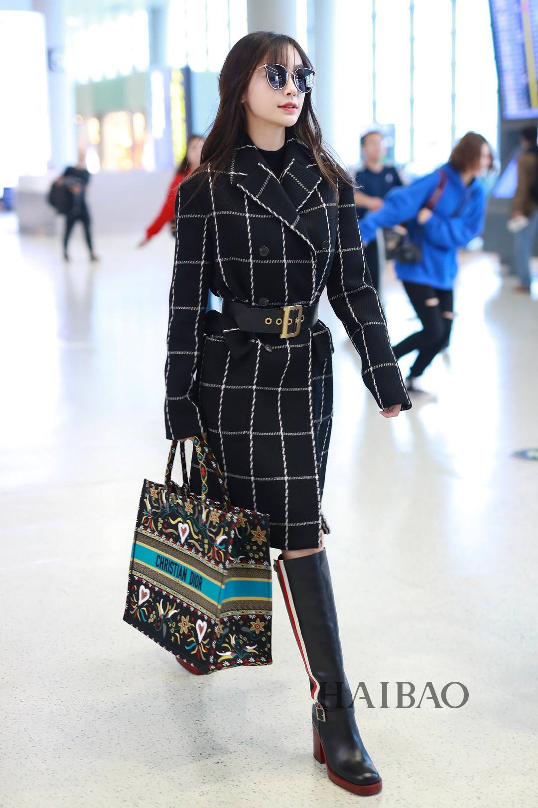 Angelababy xuất hiện với phong cách trẻ trung và năng động - Ảnh 9. Angelababy xuất hiện với phong cách trẻ trung và năng động - Ảnh 9.