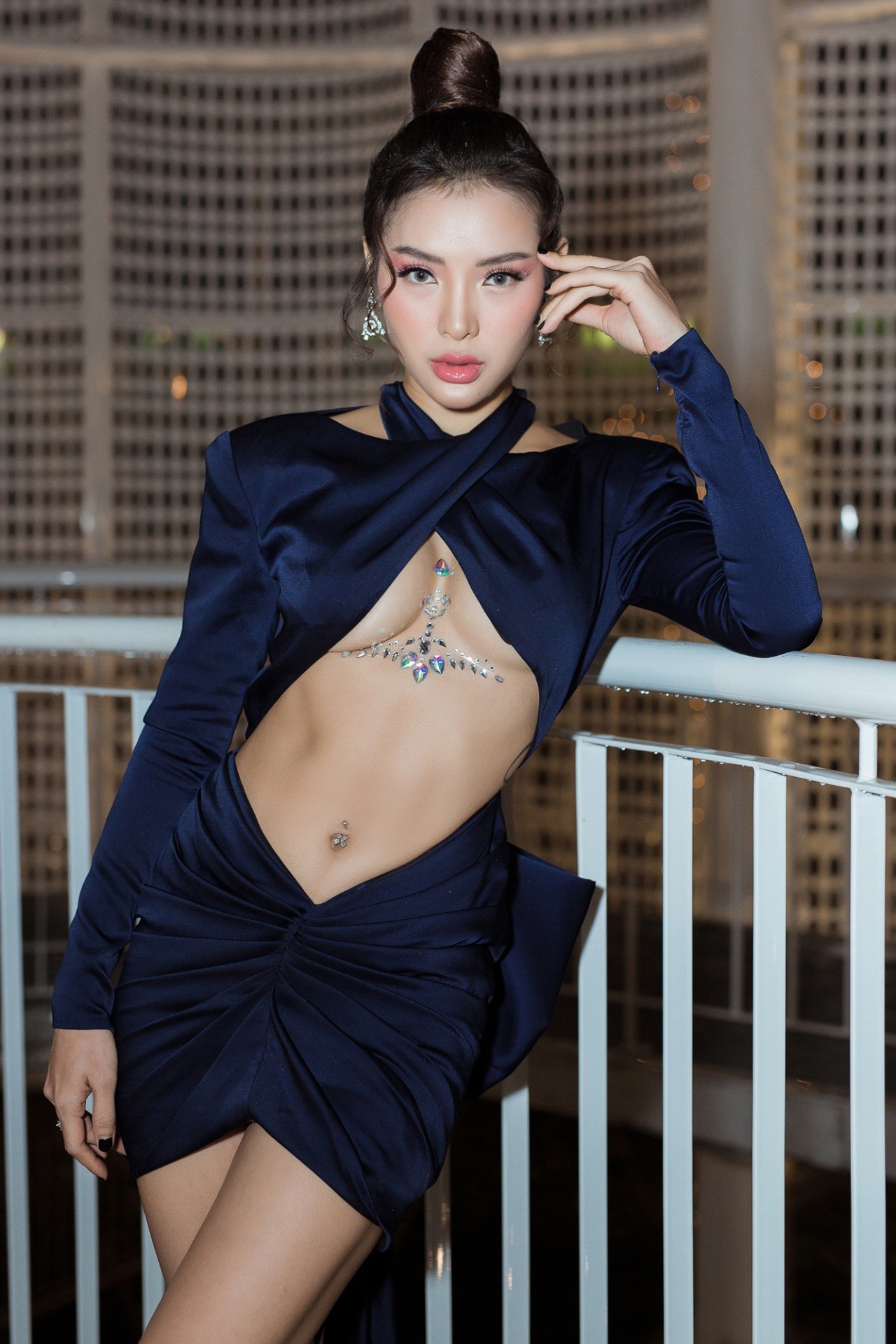 Phương Trinh Jolie gây choáng với style hở nửa bầu ngực thách thức người nhìn - Ảnh 7. Phương Trinh Jolie gây choáng với style hở nửa bầu ngực thách thức người nhìn - Ảnh 7.