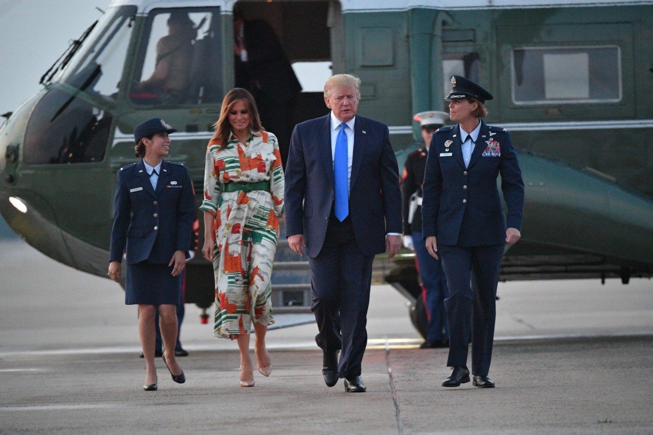 Bên cạnh yếu tố đồ hiệu, 2 set trang phục bà Melania Trump chọn khi sang thăm nước Anh còn thể hiện tài ngoại giao cực tinh tế - Ảnh 2.