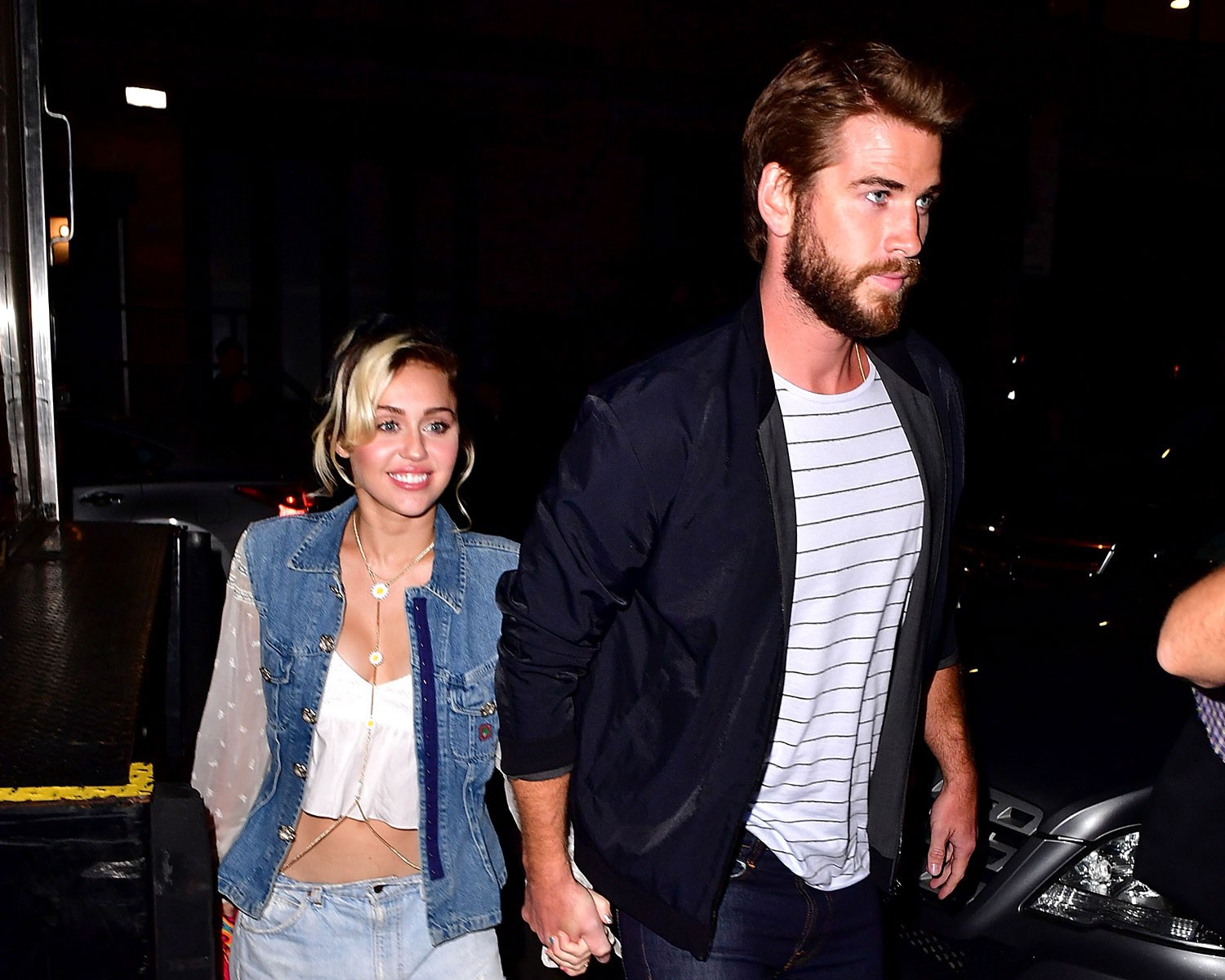 Miley Cyrus bất ngờ bị fan cuồng sàm sỡ, cưỡng hôn và đây là hành động của ông xã Liam Hemsworth - Ảnh 2.