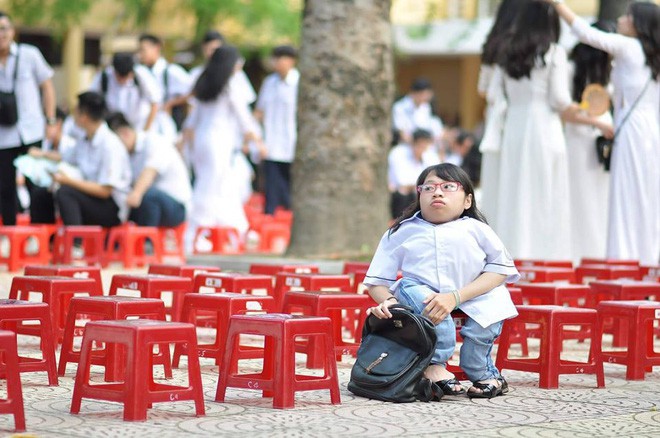 Lễ bế giảng cuối cùng của nữ sinh &quot;xương thuỷ tinh&quot; với thân hình nhỏ bé nhưng nghị lực phi thường - Ảnh 2.