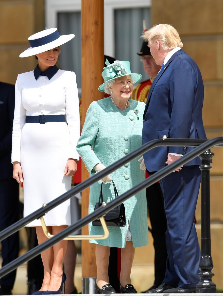 Sánh bước bên bà Camilla nhưng &quot;tréo ngoe&quot; thay, Đệ nhất Phu nhân Mỹ lại chọn set đồ hao hao giống nhân vật này - Ảnh 1.