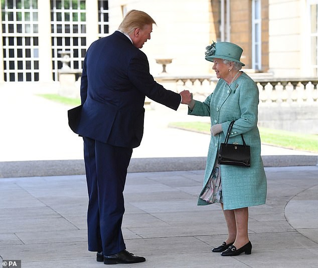 Vừa được giải oan về cái &quot;nắm đấm tay&quot;, Tổng thống Trump lại mắc sai lầm nghiêm trọng khi có hành động &quot;bất kính&quot; với Nữ hoàng Anh - Ảnh 1.