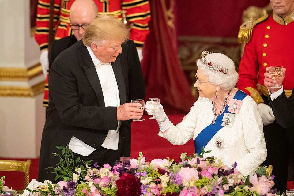 Vừa được giải oan về cái &quot;nắm đấm tay&quot;, Tổng thống Trump lại mắc sai lầm nghiêm trọng khi có hành động &quot;bất kính&quot; với Nữ hoàng Anh - Ảnh 4.