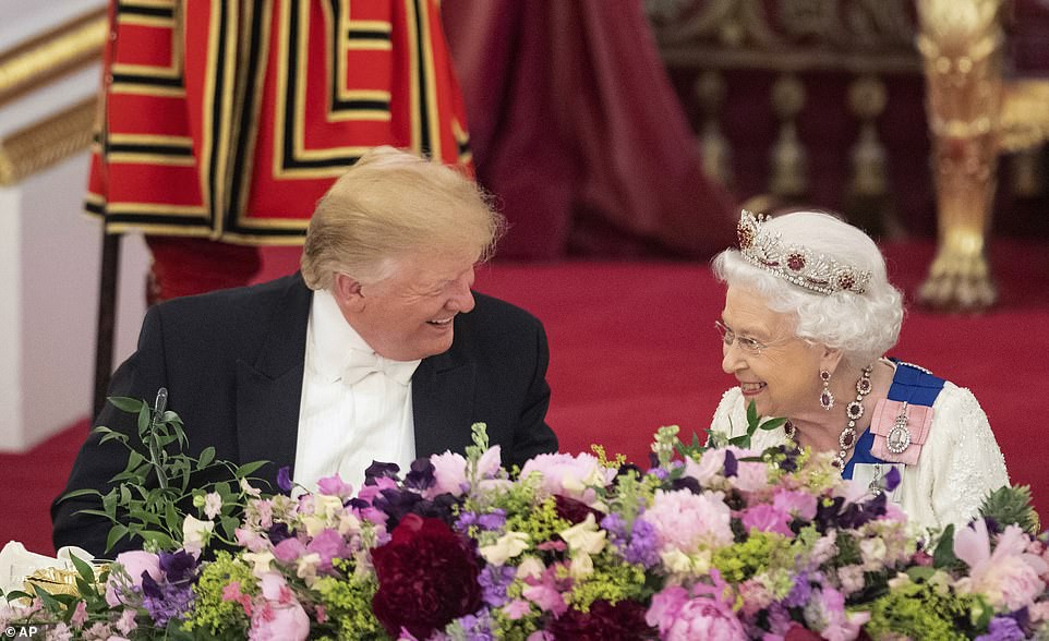 Vừa được giải oan về cái &quot;nắm đấm tay&quot;, Tổng thống Trump lại mắc sai lầm nghiêm trọng khi có hành động &quot;bất kính&quot; với Nữ hoàng Anh - Ảnh 5.