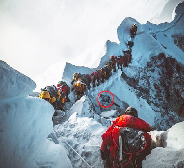 Những bức hình ám ảnh nhất trên đường chinh phục đỉnh Everest: Từ các &quot;cột mốc&quot; thi thể đến sự thật kinh hoàng hiện ra khi tuyết tan - Ảnh 10.