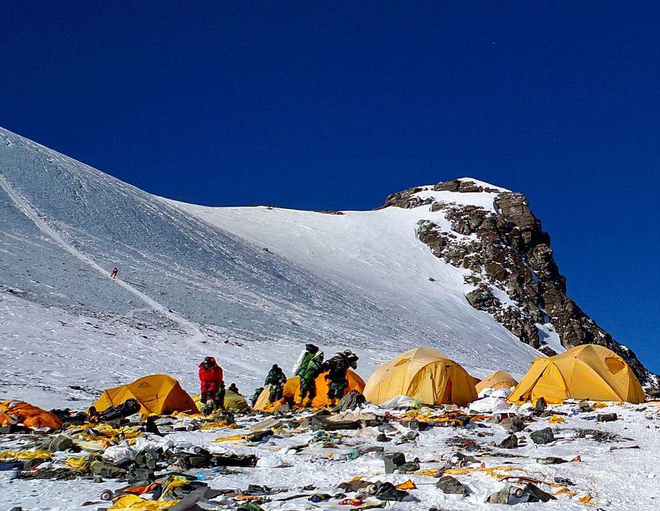 Những bức hình ám ảnh nhất trên đường chinh phục đỉnh Everest: Từ các "cột mốc" thi thể đến sự thật kinh hoàng hiện ra khi tuyết tan - Ảnh 5. Những bức hình ám ảnh nhất trên đường chinh phục đỉnh Everest: Từ các "cột mốc" thi thể đến sự thật kinh hoàng hiện ra khi tuyết tan - Ảnh 5.