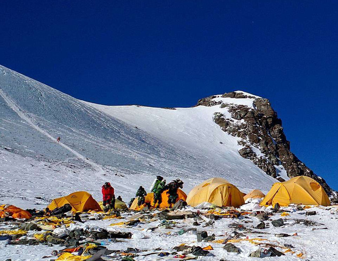 Những bức hình ám ảnh nhất trên đường chinh phục đỉnh Everest: Từ các &quot;cột mốc&quot; thi thể đến sự thật kinh hoàng hiện ra khi tuyết tan - Ảnh 5.