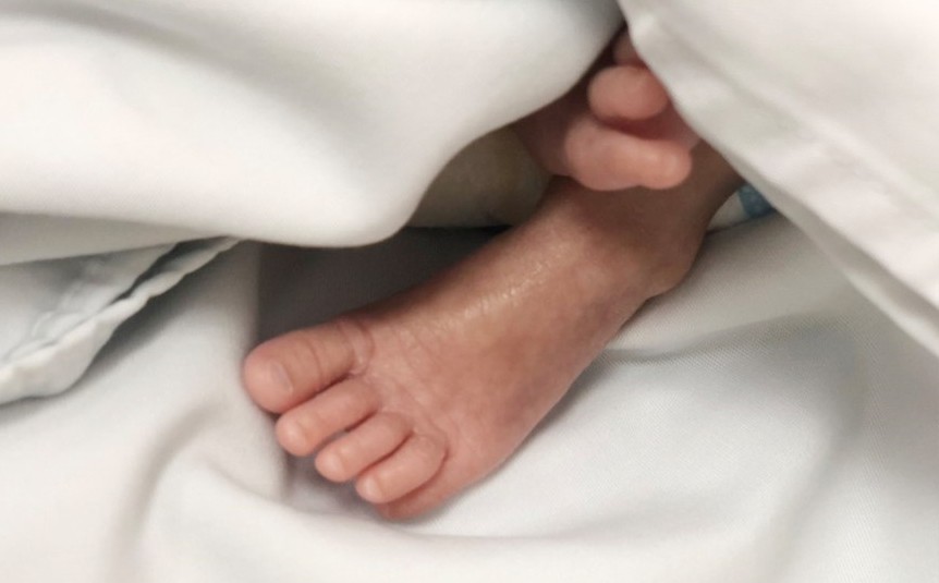 Người mẹ 20 tuổi bỏ con lại bệnh viện quận Thủ Đức sau khi sinh bé gái bị suy hô hấp - Ảnh 2.