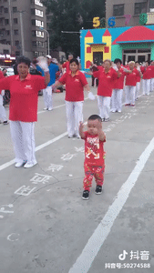Một mình một kiểu, cậu bé mập tập thể dục khiến dân mạng được phen cười bò - Ảnh 3. Một mình một kiểu, cậu bé mập tập thể dục khiến dân mạng được phen cười bò - Ảnh 3.