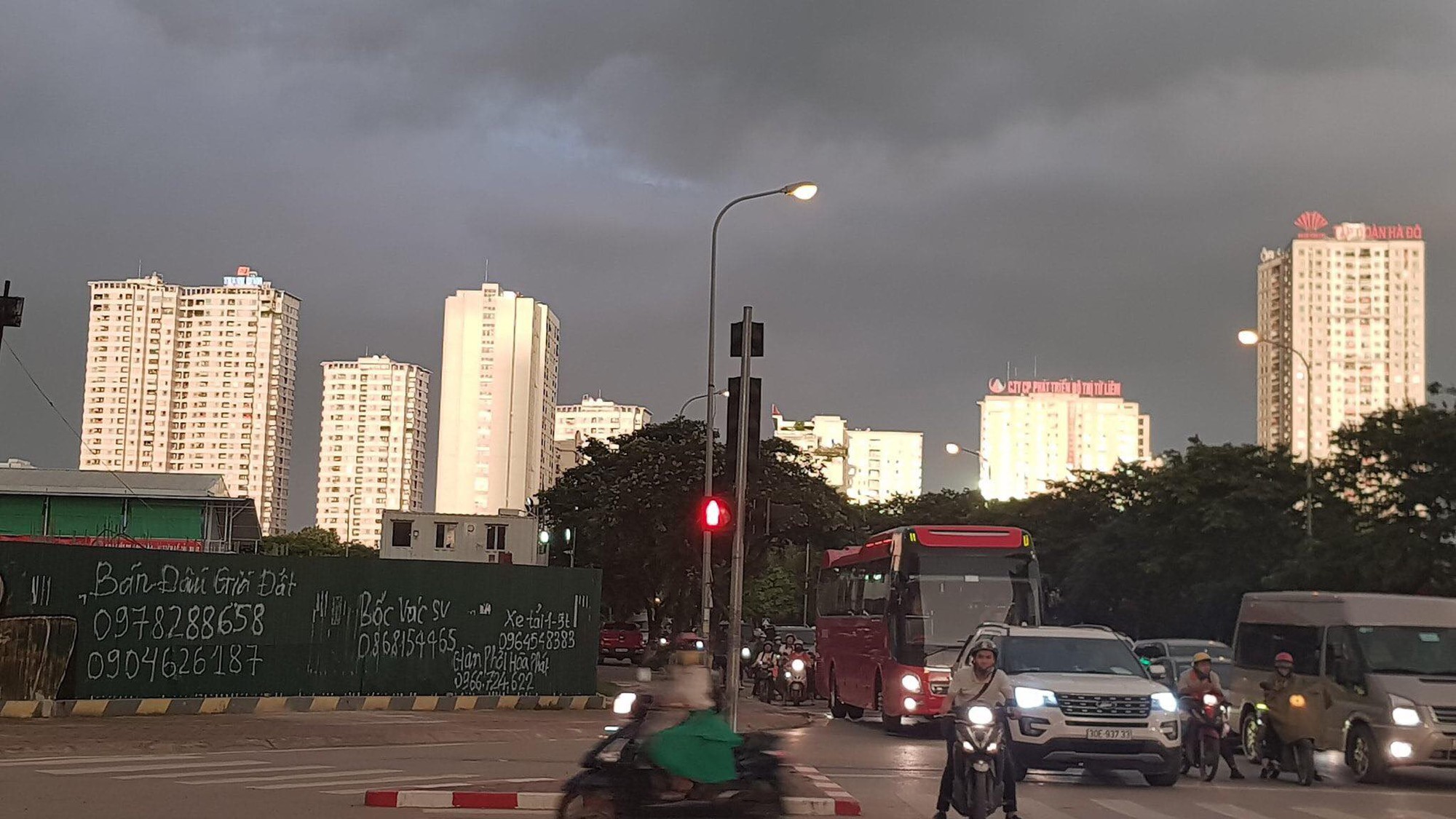 Hà Nội bất ngờ mưa lớn sau cả ngày oi nóng, nhiều người ướt sũng vì không kịp trở tay - Ảnh 6.