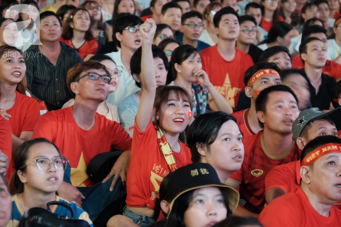 Việt Nam loại Thái Lan ở King's Cup 2019: CĐV hò reo trước sự tỏa sáng của lão tướng Anh Đức - Ảnh 1.