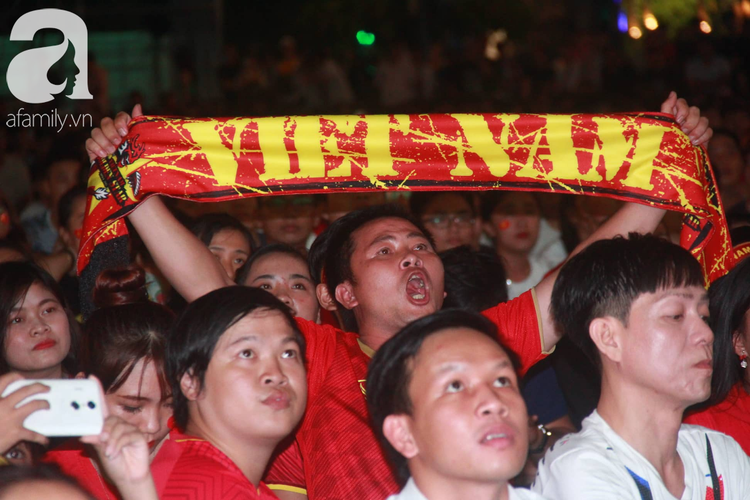 King's Cup 2019: CĐV hồi họp theo dõi trận đấu loại trực tiếp của tuyển Việt Nam - Thái Lan - Ảnh 5.
