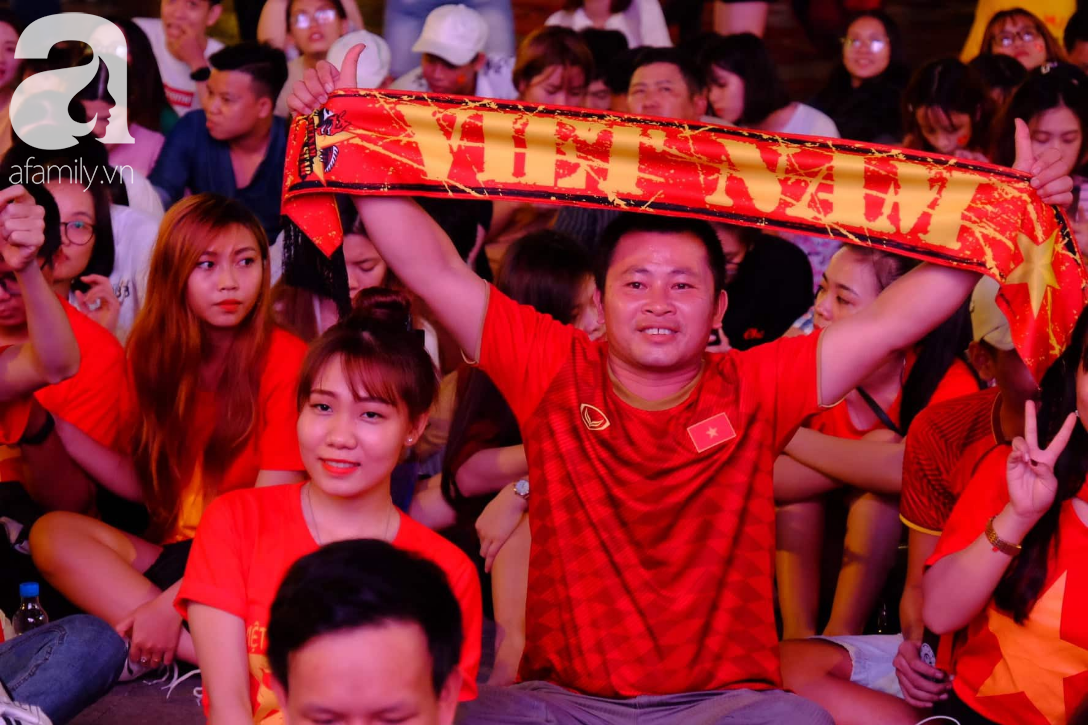King's Cup 2019: CĐV hồi họp theo dõi trận đấu loại trực tiếp của tuyển Việt Nam - Thái Lan - Ảnh 1.