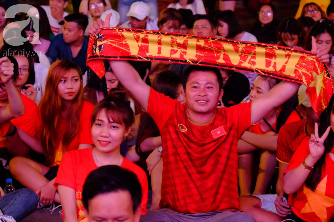 King's Cup 2019: CĐV hồi họp theo dõi trận đấu loại trực tiếp của tuyển Việt Nam - Thái Lan - Ảnh 1.