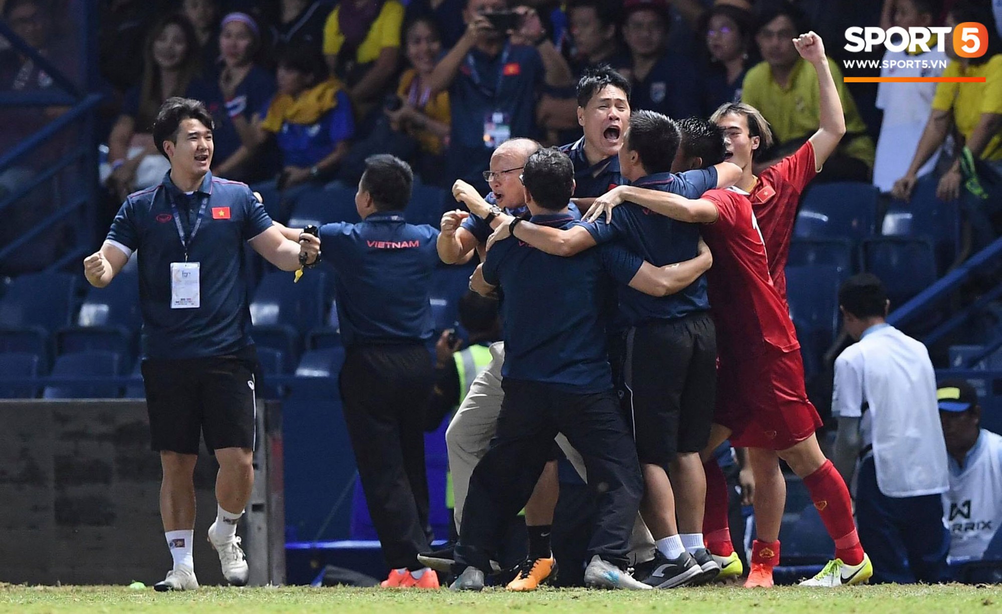 Trước khi vỡ òa hạnh phúc sau bàn thắng vàng của Anh Đức, Park Hang Seo có những biểu cảm cực… thương - Ảnh 2.