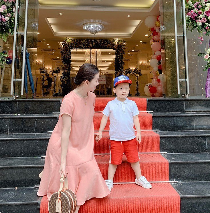 Làm mẹ đơn thân, Ly Kute từng gây sốc vì tậu xe sang dễ như chơi, nhìn mức học phí cho con trai đi học mới "choáng" - Ảnh 5. Làm mẹ đơn thân, Ly Kute từng gây sốc vì tậu xe sang dễ như chơi, nhìn mức học phí cho con trai đi học mới "choáng" - Ảnh 5.