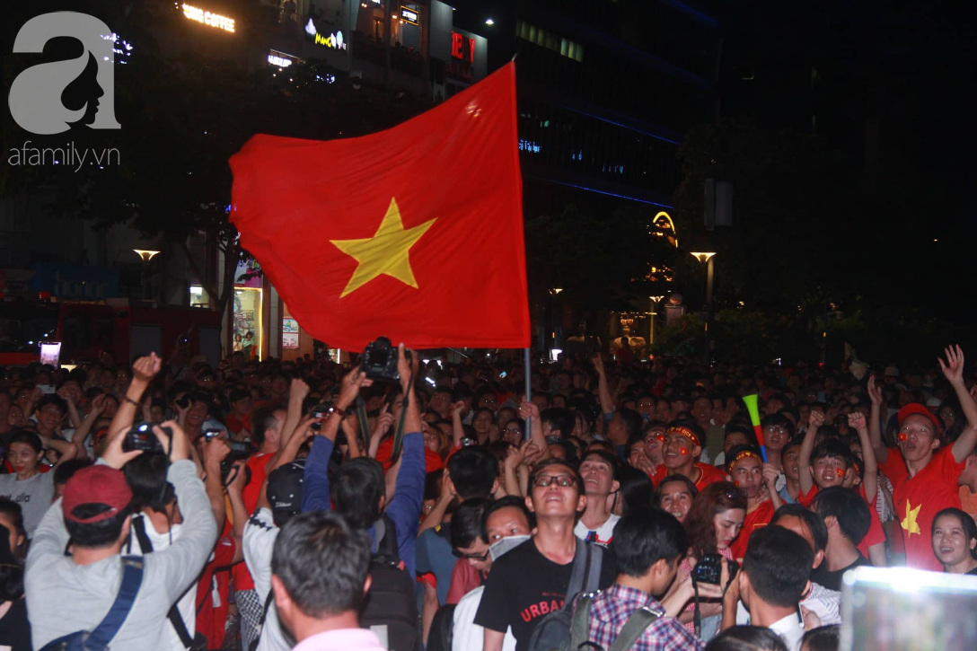 Việt Nam loại Thái Lan ở King's Cup 2019: CĐV hò reo trước sự tỏa sáng của lão tướng Anh Đức - Ảnh 4.